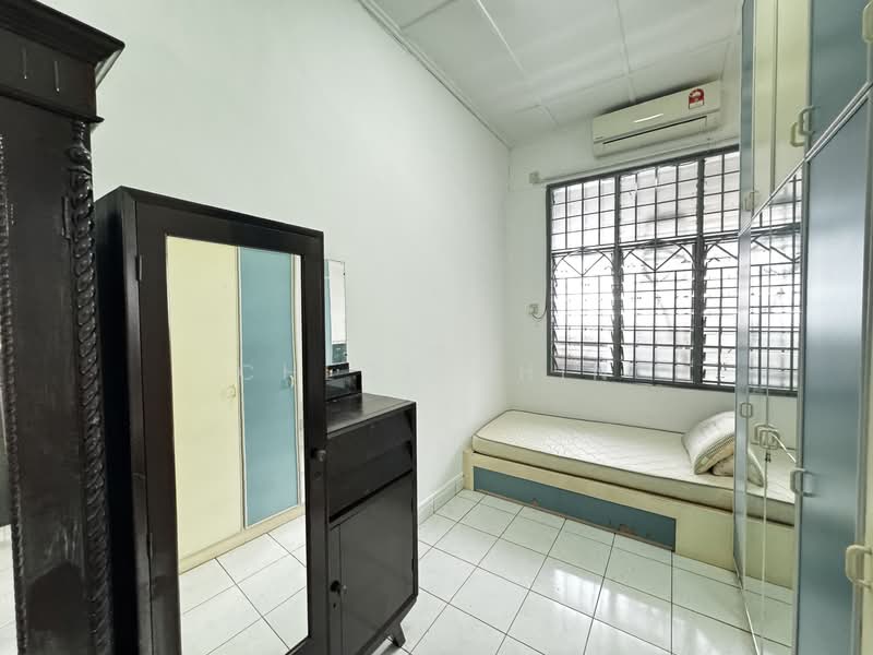 Rumah Teres 1.5 Tingkat untuk Disewa di Taman Molek (Johor Bahru) - Chloe Chin - Bedroom - PropertyGuru.com.my
