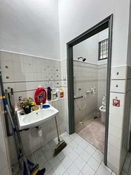 Rumah Teres 1.5 Tingkat untuk Disewa di Taman Molek (Johor Bahru) - Chloe Chin - Bathroom - PropertyGuru.com.my