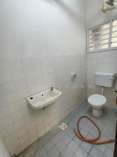 Pangsapuri untuk Dijual di Dahlia Apartment - Josh Chong - Bathroom - PropertyGuru.com.my