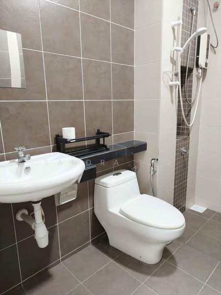 Kondominium untuk Dijual di D'Rich Executive Suites - Sandra Tan - Bathroom - PropertyGuru.com.my