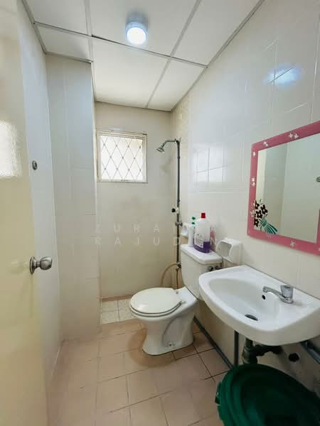 Kondominium untuk Disewa di Kondominium Kristal - Zuraina Rajudin - Bathroom - PropertyGuru.com.my