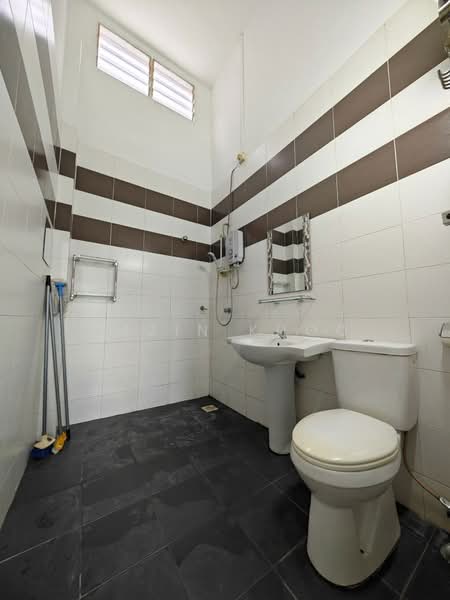 Rumah Teres 1 Tingkat untuk Dijual di Tambun (Perak) - Qazin Khoo - Bathroom - PropertyGuru.com.my
