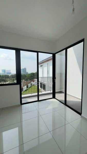 3.5-storey Terraced House for Sale in Setia Alam (Selangor) - Angus Yong - Balcony - PropertyGuru.com.my