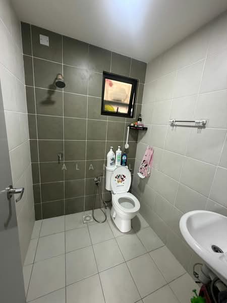Kondominium untuk Dijual di Dezire Hill Residence - Alan Lee - Bathroom - PropertyGuru.com.my