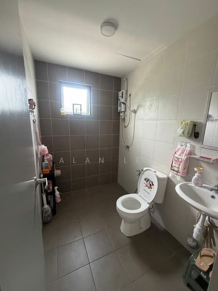 Kondominium untuk Dijual di Dezire Hill Residence - Alan Lee - Bathroom - PropertyGuru.com.my