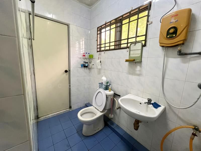 2-storey Terraced House for Sale in Taman Sri Putra (Tampoi) - Coco Feng Lily - Bathroom - PropertyGuru.com.my