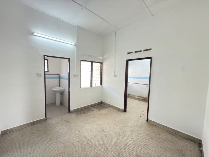 Rumah Berkembar untuk Dijual di Taman Sentosa (Johor Bahru) - Yuki Cheng - Bathroom - PropertyGuru.com.my