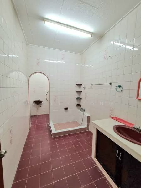 2-storey Terraced House for Sale in Taman Pelangi (Johor Bahru) - Janlly Jong - Bathroom - PropertyGuru.com.my