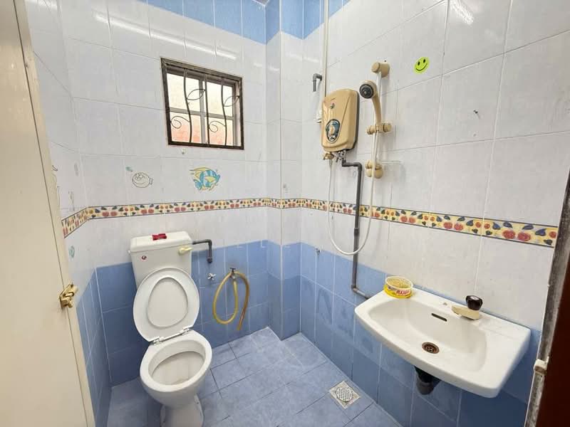 Rumah Berkembar untuk Dijual di Taman Lapangan Pelangi (Simpang Pulai) - Michelle Cheng - Bathroom - PropertyGuru.com.my