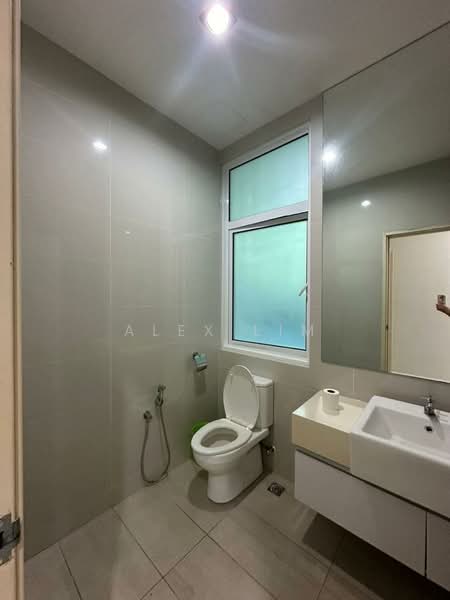 Kondominium untuk Disewa di Ferringhi Residence - Alex Lim - Bathroom - PropertyGuru.com.my