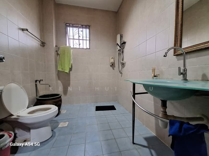Semi-Detached House for Sale in Bandar Nusaputra (Puchong) - KENT HUI LAU - Bathroom - PropertyGuru.com.my