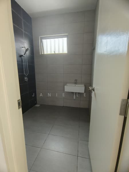 2-storey Terraced House for Sale in Seksyen U13 (Setia Alam) - Janie Lee - Master bedroom - Bathroom - PropertyGuru.com.my