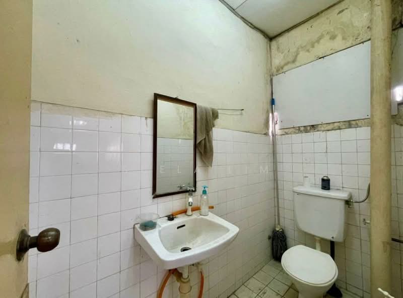 Semi-D Factory for Sale in Ulu Tiram (Johor) - Shela Lim - Bathroom - PropertyGuru.com.my