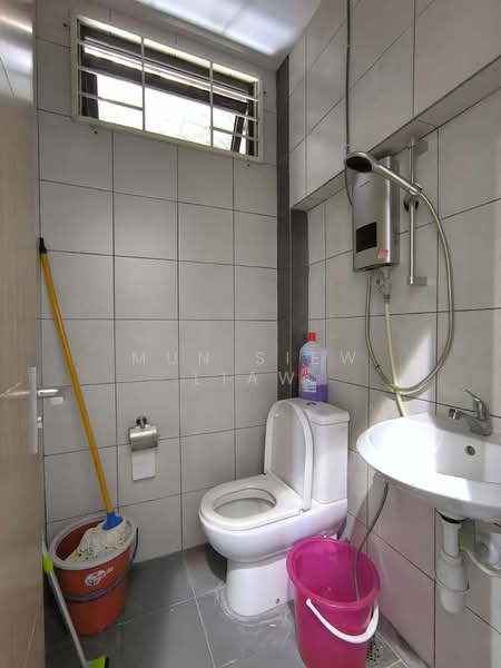 Warehouse for Sale in Sepanggar Kkip (Kota Kinabalu) - Mun Siew Liaw - Bathroom - PropertyGuru.com.my