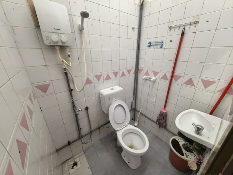 2-storey Terraced House for Sale in Taman Bukit Mewah (Tampoi) - Shela Lim - Bathroom - PropertyGuru.com.my