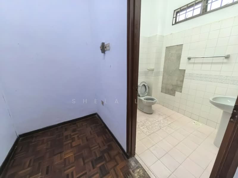 2-storey Terraced House for Sale in Taman Bukit Mewah (Tampoi) - Shela Lim - Bathroom - PropertyGuru.com.my