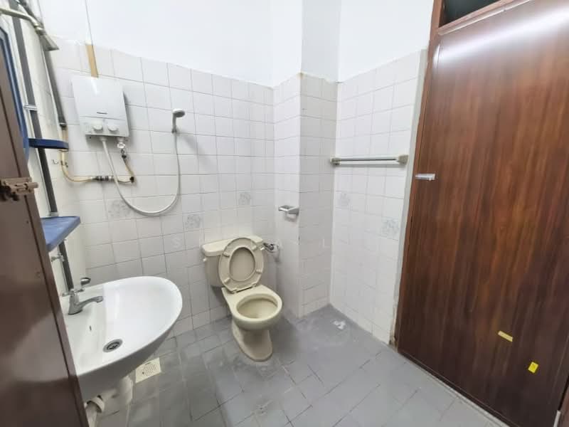 2-storey Terraced House for Sale in Taman Bukit Mewah (Tampoi) - Shela Lim - Bathroom - PropertyGuru.com.my