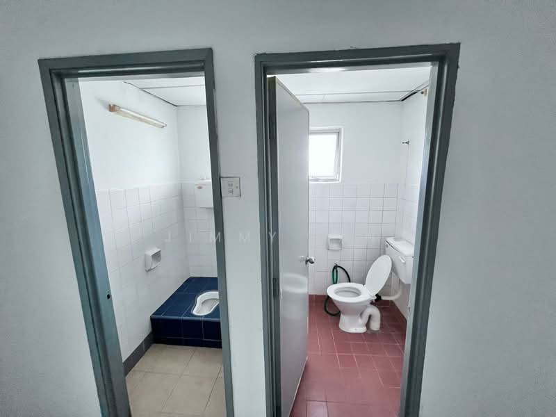 Factory for Rent in Puchong (Selangor) - Jimmy Tan - Bathroom - PropertyGuru.com.my