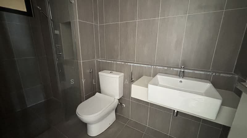 Service Residence for Sale at The Pulse Residence - Sylvia Lee - Master Bathroom - PropertyGuru.com.my