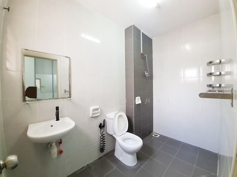 Semi-Detached House for Sale in Bandar Saujana Putra (Tanjong Duabelas) - Ilman Nahri - Bathroom - PropertyGuru.com.my