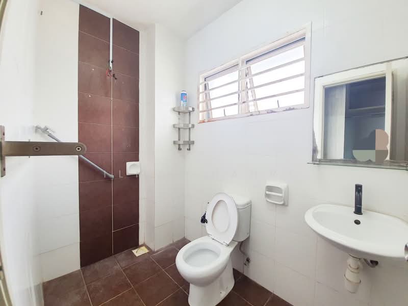 Semi-Detached House for Sale in Bandar Saujana Putra (Tanjong Duabelas) - Ilman Nahri - Bathroom - PropertyGuru.com.my
