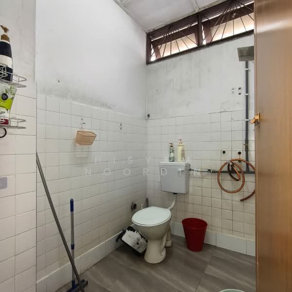Semi-Detached House for Sale in Taman Maluri (Cheras) - Hisyam Noordin - Bathroom - PropertyGuru.com.my