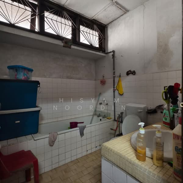 Semi-Detached House for Sale in Taman Maluri (Cheras) - Hisyam Noordin - Bathroom - PropertyGuru.com.my