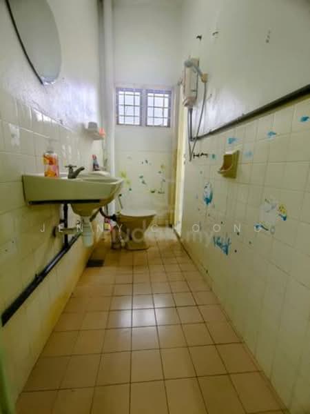 Rumah Teres 2 Tingkat untuk Disewa di Taman Bukit Teratai (Ampang) - Jenny Choong - Bathroom - PropertyGuru.com.my