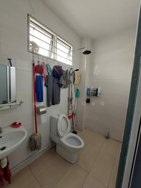 2-storey Terraced House for Sale in Bandar Putra Permai (Seri Kembangan) - Alex Yong - Bathroom - PropertyGuru.com.my