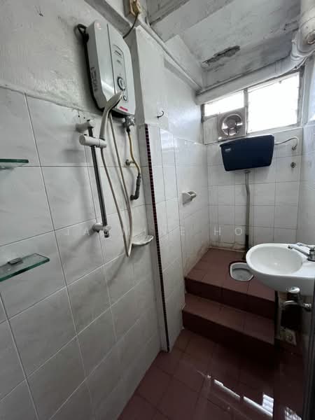 Rumah Flat untuk Disewa di Rumah Pangsa Kulai - Jasmine Ho - Bathroom - PropertyGuru.com.my