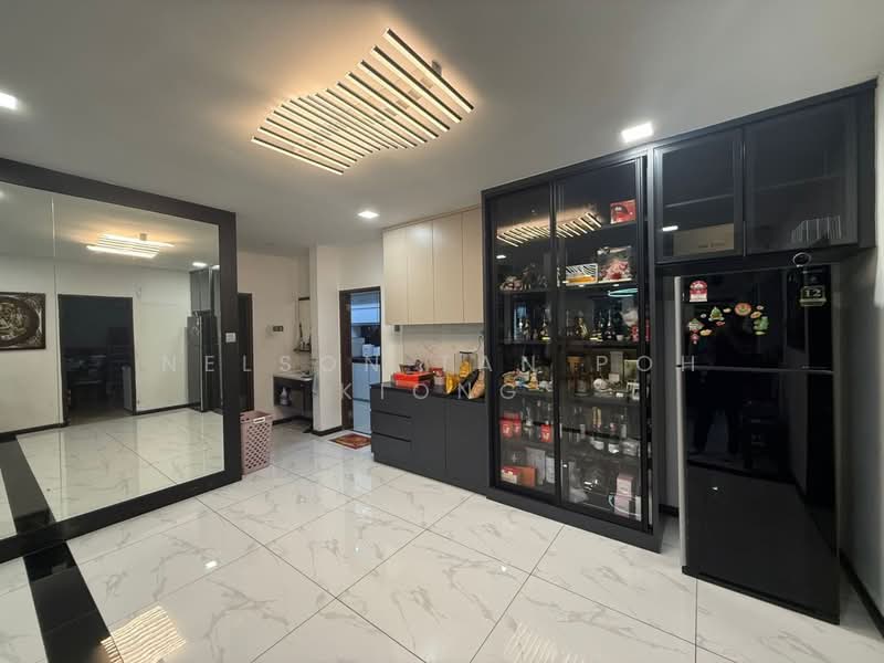 Cluster House for Sale in Taman Mount Austin (Tebrau) - Nelson Tan Poh Kiong - Living Room - PropertyGuru.com.my