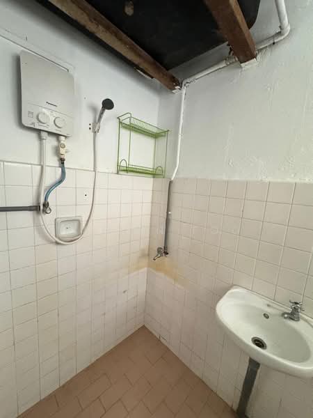 Rumah Flat untuk Disewa di Taman Anika - Kellyn Foo - Bathroom - PropertyGuru.com.my