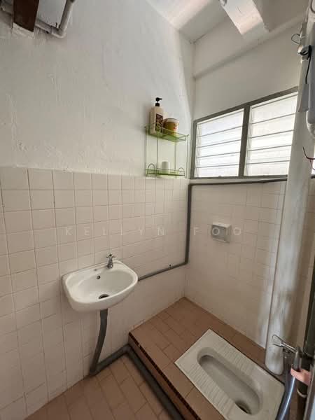 Rumah Flat untuk Disewa di Taman Anika - Kellyn Foo - Bathroom - PropertyGuru.com.my