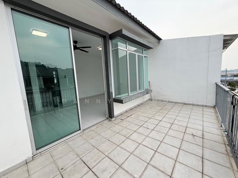 Rumah Teres 2 Tingkat untuk Disewa di Taman Scientex Rawang (Rawang) - Danny Wong - Balcony - PropertyGuru.com.my