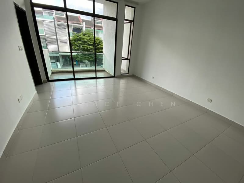 2.5-storey Terraced House for Sale in Puchong (Selangor) - Janice Chen - Master Bedroom with Balcony - PropertyGuru.com.my