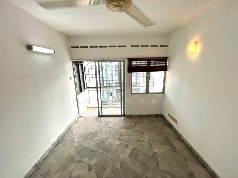 Pangsapuri untuk Dijual di Subang Perdana Goodyear Court 6 - Edwin Wong - Balcony - PropertyGuru.com.my