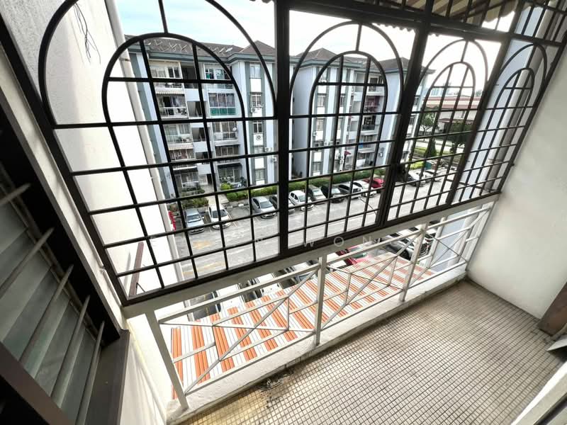 Pangsapuri untuk Dijual di Subang Perdana Goodyear Court 6 - Edwin Wong - Balcony - PropertyGuru.com.my