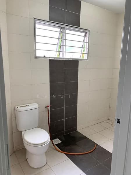 Rumah Teres 3 Tingkat untuk Disewa di Taman Sri Putra Mas (Sungai Buloh) - Kenji Ti - Bathroom - PropertyGuru.com.my