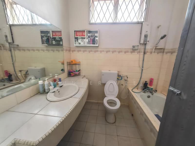 Semi-Detached House for Sale in Central Park Commercial Centre (Kuching) - Hunter Wee - Bathroom - PropertyGuru.com.my
