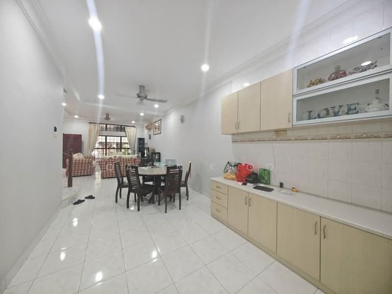 2-storey Terraced House for Sale in Taman Badri Shah (Lahat) - Qazin Khoo - Living Room - PropertyGuru.com.my