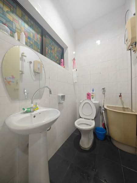 2-storey Terraced House for Sale in Taman Badri Shah (Lahat) - Qazin Khoo - Bathroom - PropertyGuru.com.my