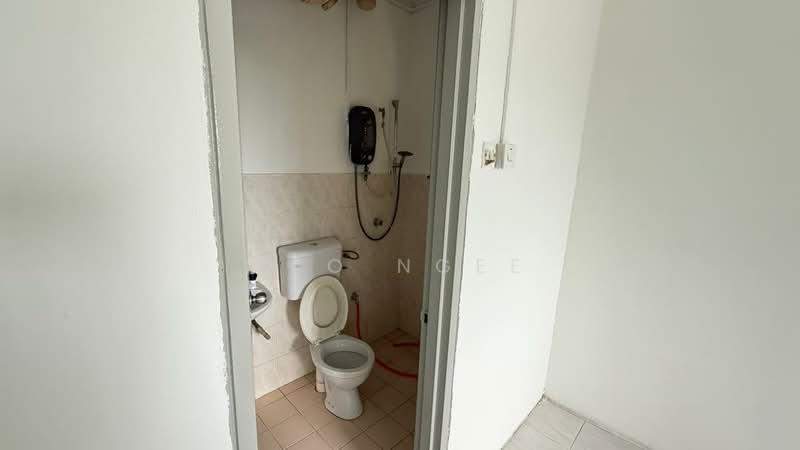 Pangsapuri untuk Dijual di Pangsapuri Cemara - Yeo Ngee - Bathroom - PropertyGuru.com.my