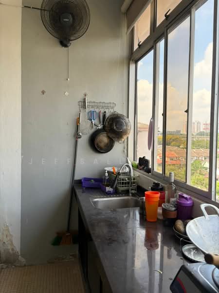Pangsapuri untuk Dijual di Subang Perdana Goodyear Court 8 - JeffSally Lee - Kitchen - PropertyGuru.com.my