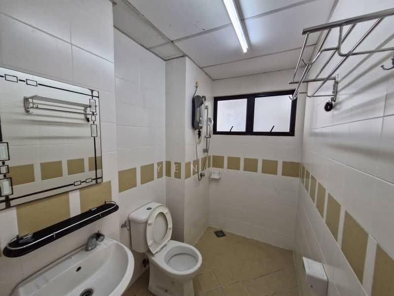 Service Residence for Sale at Serviced Residence @ Pelangi Damansara Sentral - Yen . - Bathroom - PropertyGuru.com.my