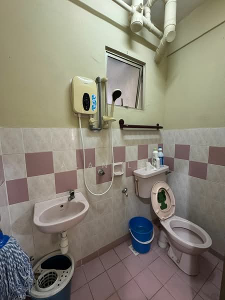 Pangsapuri untuk Dijual di Sri Impian Apartment - Alan Ler - Bathroom - PropertyGuru.com.my