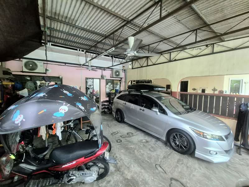 Rumah Teres 1 Tingkat untuk Dijual di Seksyen 17 (Shah Alam) - Keyn Aziz - Car Park - PropertyGuru.com.my