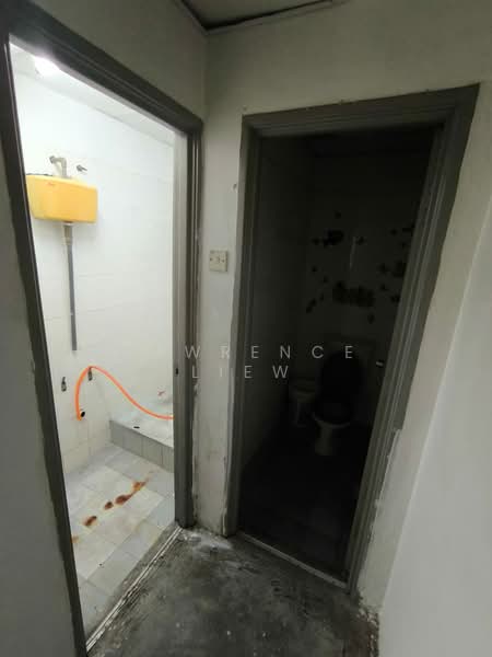 Pejabat untuk Dijual di Taman Pinggiran Putra (Seri Kembangan) - LAWRENCE LIEW - Bathroom - PropertyGuru.com.my