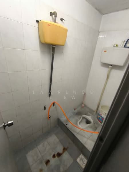 Pejabat untuk Dijual di Taman Pinggiran Putra (Seri Kembangan) - LAWRENCE LIEW - Bathroom - PropertyGuru.com.my