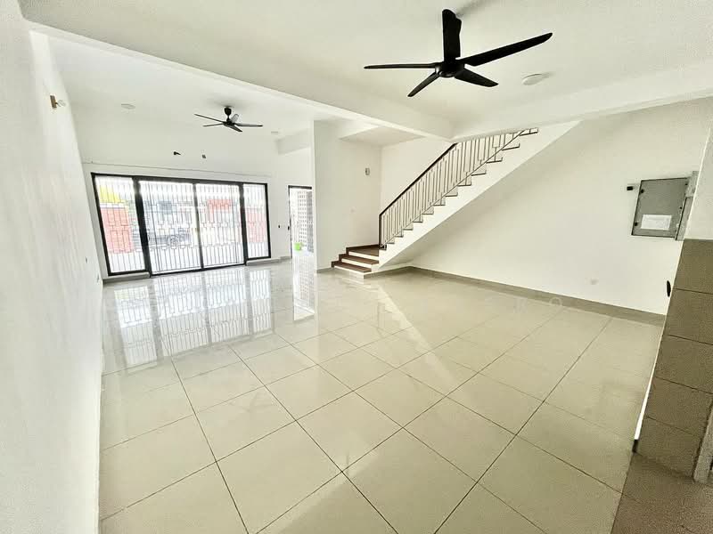 Rumah Teres 2 Tingkat untuk Dijual di Elmina (Shah Alam) - Salawati Busro - Living Room - PropertyGuru.com.my