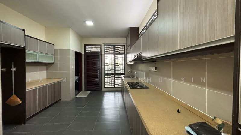 3-storey Terraced House for Sale in Laman Glenmarie (Shah Alam) - Fatma Hani Hussin - Kitchen - PropertyGuru.com.my